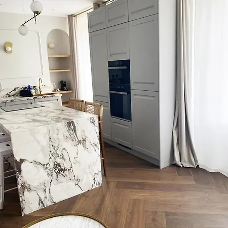 Le Petit Versailles - Centre Apartment